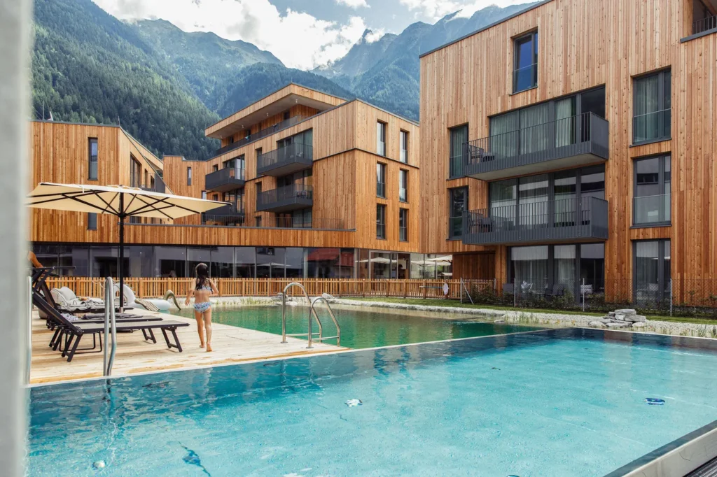 All-Suite Resort Ötz – Außenansicht mit Pool