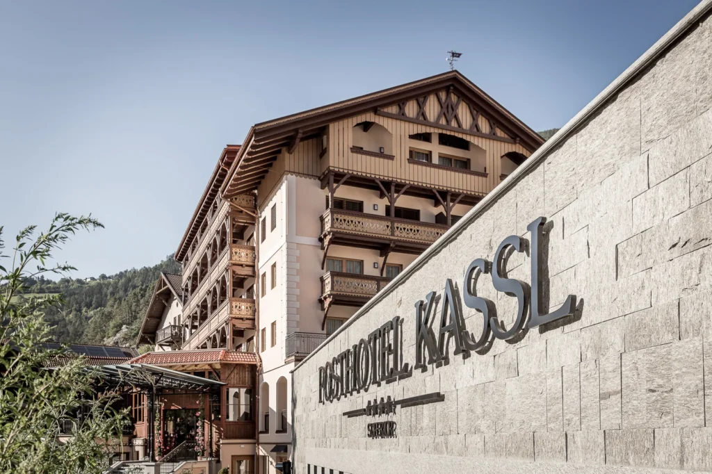 Posthotel Kassl in Oetz, Außenansicht mit Schriftzug