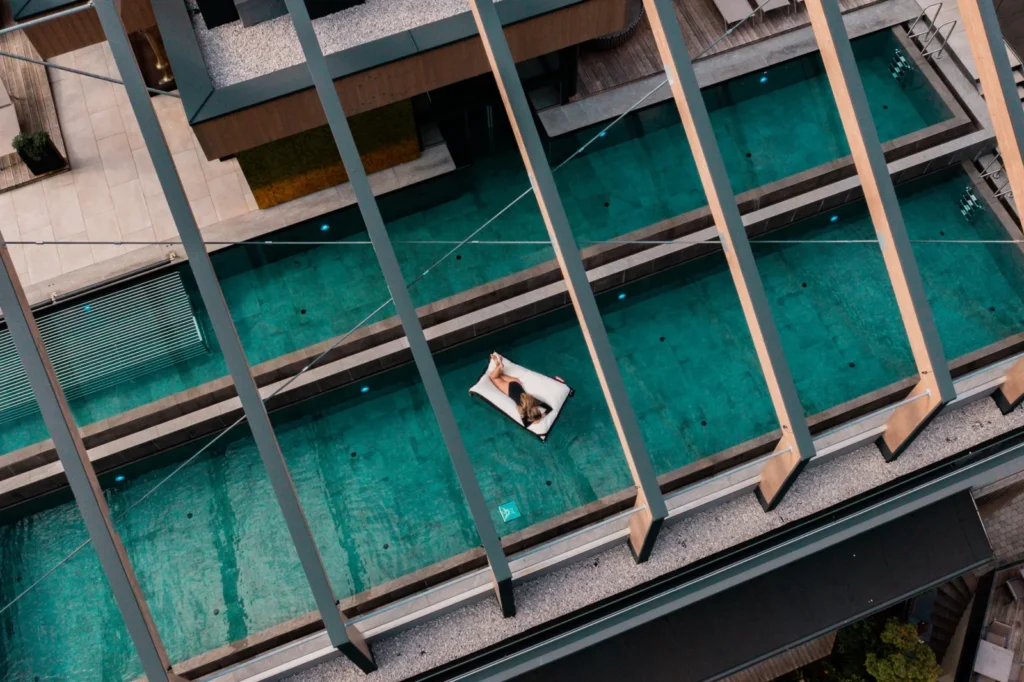 Rooftop-Pool des ZillergrundRock aus der Vogelperspektive